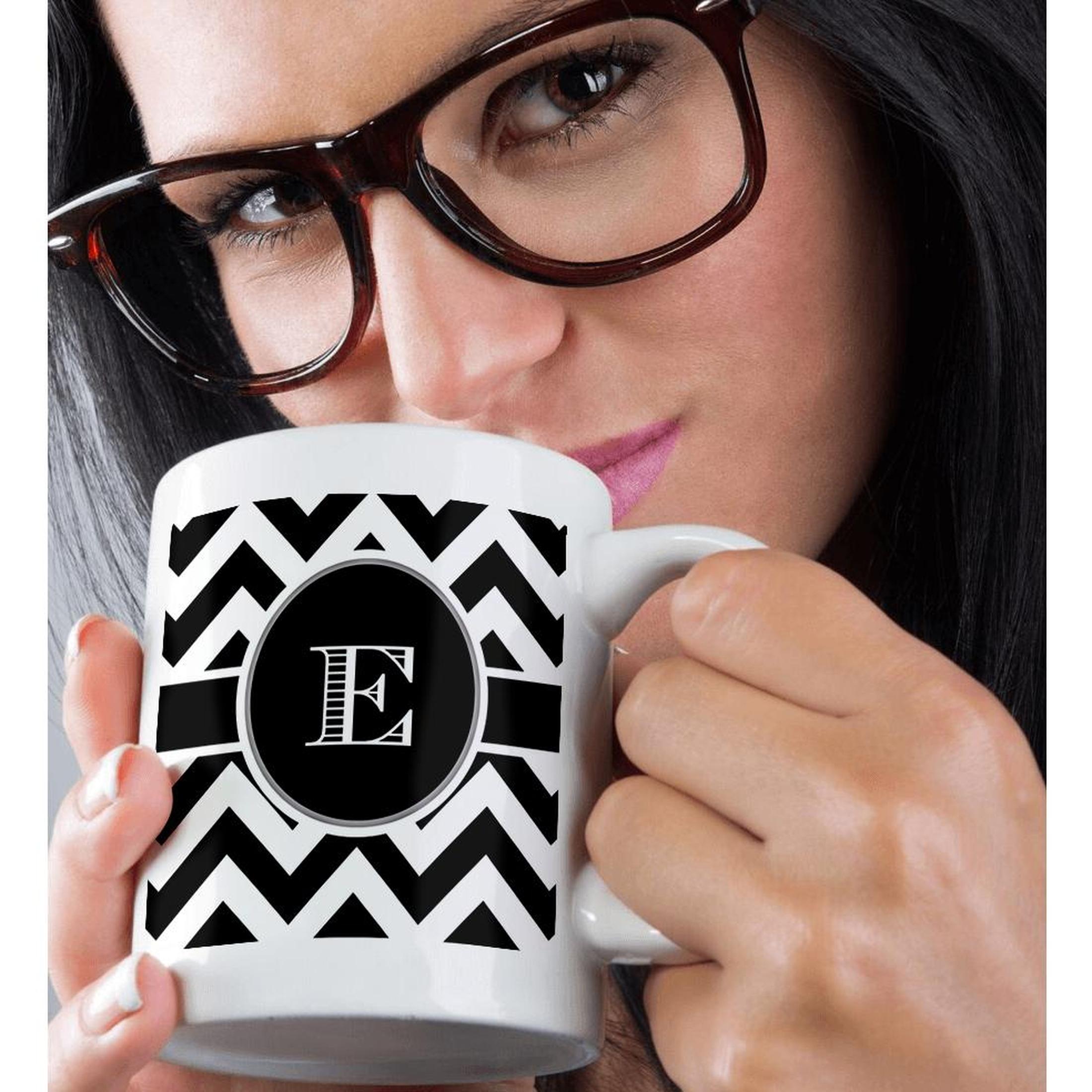 3dRose BrooklynMeme Designs - Black and white chevron monogram initial E - Mugs (mug_222067)